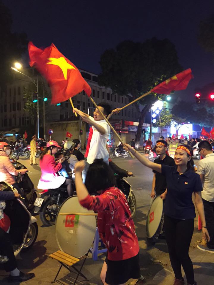 Cư dân mạng kiểm kê thiệt hại về xoong chảo sau đêm ăn mừng chiến thắng của U23 Việt Nam - Ảnh 3. Miễn là hình chảo, còn lại chảo nấu ăn hay chảo thu phát sóng cũng phải cống hiến cho tình yêu nước nhà thôi.